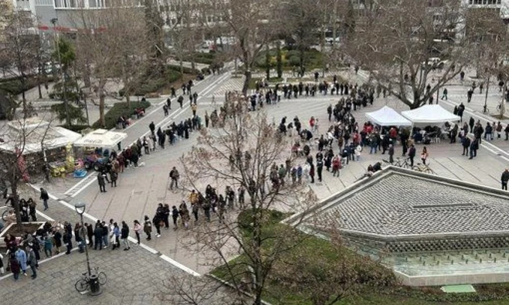 Συγκίνηση προκαλούν οι εικόνες με τις ουρές για την έκτακτη αιμοδοσία στην κεντρική πλατεία της Λάρισας